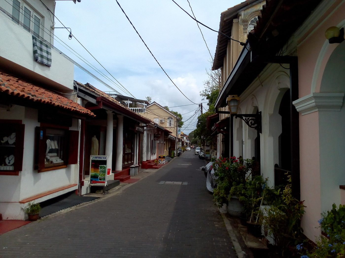 A street of colonial-era buildings inside Galle Fort in Sri Lanka, where guest reviews of individual properties vary far more than the town average suggests